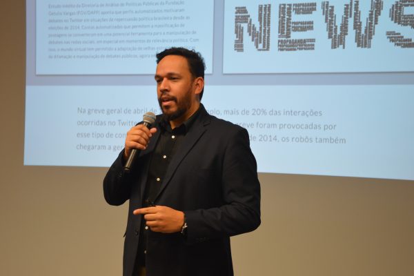 “Fake News traz sérios riscos à democracia”, afirma especialista em plenária da ACIJS