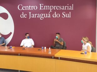 Família de viajantes visita Jaraguá do Sul e reconhece importância de modelo de associativismo da região