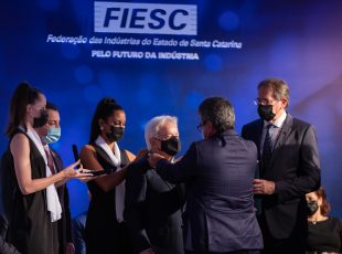 Vicente Donini recebe a Ordem do Mérito da Indústria