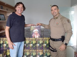 ACIJS doa cestas de Natal ao 14º Batalhão de Polícia Militar