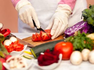 Setor de gastronomia debate importância de boas práticas na manipulação de alimentos