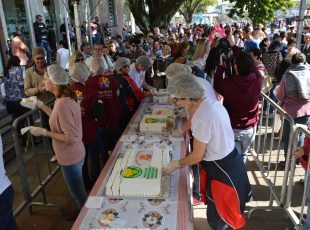 Bolo de 300 quilos é destaque na comemoração dos 147 anos de Jaraguá