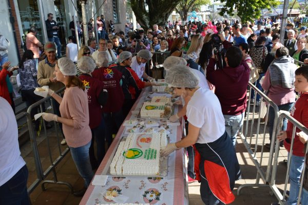 Bolo de 300 quilos é destaque na comemoração dos 147 anos de Jaraguá