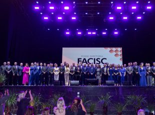 Nova diretoria da Facisc é empossada em evento solene reunindo lideranças