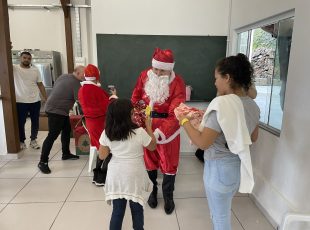 Ações de Natal de Núcleos ACIJS levam alegria à comunidade de Jaraguá