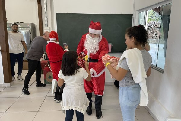 Ações de Natal de Núcleos ACIJS levam alegria à comunidade de Jaraguá