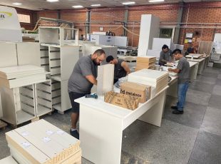 Ação solidária do Núcleo da Indústria Moveleira doa kits de cozinha a famílias gaúchas