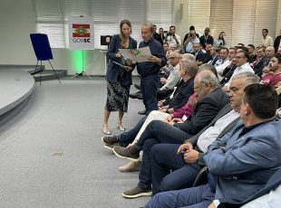 Governador faz prestação de contas, ouve lideranças e anuncia entregas à região