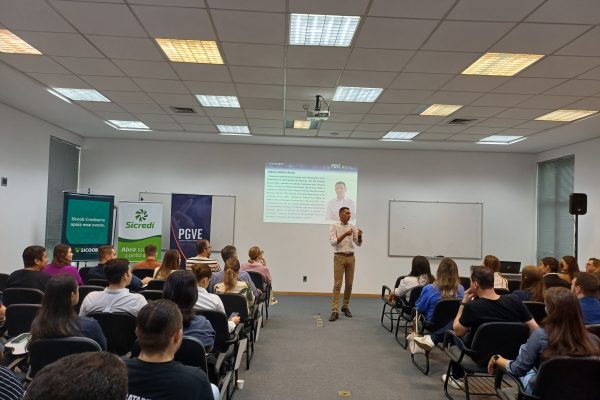 Especialista reforça a importância da habilidade de negociação nas organizações, em palestra do PGVE