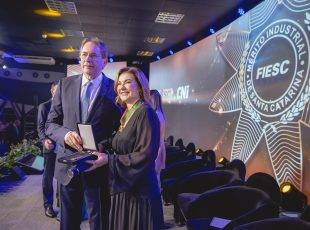 Empresária Viviane Lunelli recebe da FIESC a Ordem do Mérito Industrial