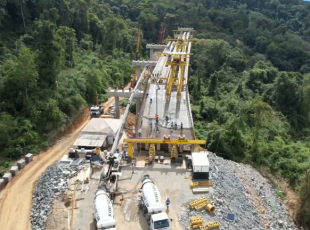 BR-280: duplicação no trecho federal avança com lançamento de vigas de elevado em Jaraguá do Sul