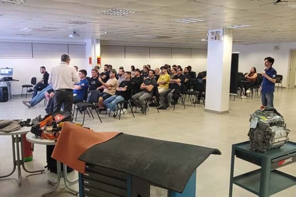 Nucleados de Automecânicas buscam qualificação para atender à crescente demanda de veículos elétricos